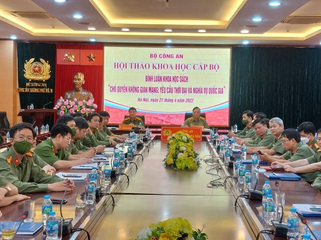 Trung tướng Nguyễn Hải Trung - Giám đốc CATP Hà Nội và Đại tá Trần Ngọc Dương - Phó Giám đốc, chủ trì dự hội thảo tại điểm cầu CATP