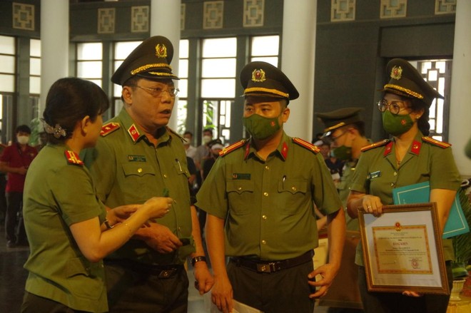 Trung tướng Nguyễn Hải Trung - Ủy viên Ban Thường vụ Thành ủy, Bí thư Đảng ủy, Giám đốc CATP nghe báo cáo về công tác chuẩn bị lễ tang 3 liệt sỹ Trung tướng Nguyễn Hải Trung - Ủy viên Ban Thường vụ Thành ủy, Bí thư Đảng ủy, Giám đốc CATP nghe báo cáo về công tác chuẩn bị lễ tang 3 liệt sỹ