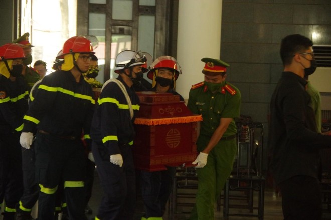 Đồng đội chuyển linh cữu Liệt sỹ vào khu vực tổ chức tang lễ Đồng đội chuyển linh cữu Liệt sỹ vào khu vực tổ chức tang lễ