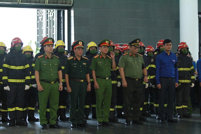 Ban Giám đốc CATP Hà Nội tại nghi lễ phủ cờ Ban Giám đốc CATP Hà Nội tại nghi lễ phủ cờ