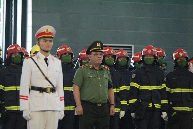 Giám đốc CATP Hà Nội, Trung tướng Nguyễn Hải Trung cùng các CBCS, đồng chí, đồng đội có mặt tại nhà tang lễ Giám đốc CATP Hà Nội, Trung tướng Nguyễn Hải Trung cùng các CBCS, đồng chí, đồng đội có mặt tại nhà tang lễ