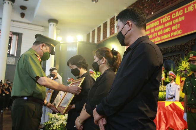 Tang lễ trọng thể 3 Liệt sỹ Công an Hà Nội anh dũng hy sinh vì sự bình yên của Nhân dân ảnh 3 Tang lễ trọng thể 3 Liệt sỹ Công an Hà Nội anh dũng hy sinh vì sự bình yên của Nhân dân ảnh 3