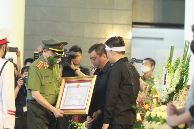 Đại tướng Tô Lâm thay mặt lãnh đạo Đảng, Nhà nước trao Bằng Tổ quốc ghi công cho đại diện gia đình 3 liệt sĩ. Đại tướng Tô Lâm thay mặt lãnh đạo Đảng, Nhà nước trao Bằng Tổ quốc ghi công cho đại diện gia đình 3 liệt sĩ.