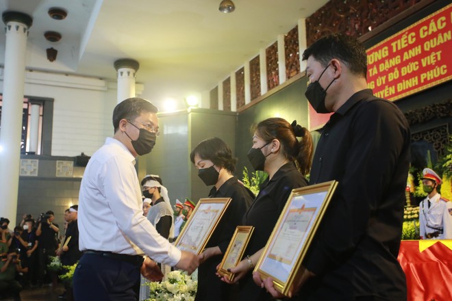 Tang lễ trọng thể 3 Liệt sỹ Công an Hà Nội anh dũng hy sinh vì sự bình yên của Nhân dân ảnh 6 Tang lễ trọng thể 3 Liệt sỹ Công an Hà Nội anh dũng hy sinh vì sự bình yên của Nhân dân ảnh 6