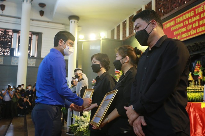 1h25: Bí thư Thường trực Trung ương Đoàn TNCS Hồ Chí Minh đã ký quyết định truy tặng Huy hiệu “Tuổi trẻ dũng cảm” cho Thượng úy Đỗ Đức Việt và Hạ sĩ Nguyễn Đình Phúc. 1h25: Bí thư Thường trực Trung ương Đoàn TNCS Hồ Chí Minh đã ký quyết định truy tặng Huy hiệu “Tuổi trẻ dũng cảm” cho Thượng úy Đỗ Đức Việt và Hạ sĩ Nguyễn Đình Phúc.