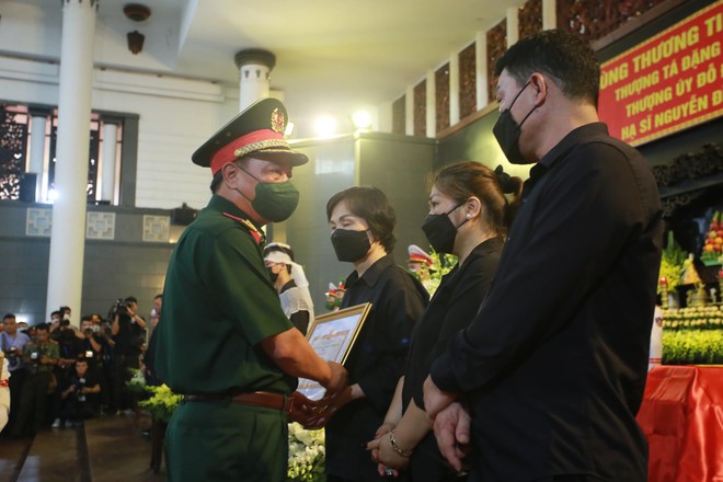 13h22: Thiếu tướng Phạm Văn Tỵ - Phó Chánh văn phòng Ủy ban Quốc gia về ứng phó sự cố thiên tai và tìm kiếm cứu nạn trao Bằng khen cho đại diện 3 liệt sĩ 13h22: Thiếu tướng Phạm Văn Tỵ - Phó Chánh văn phòng Ủy ban Quốc gia về ứng phó sự cố thiên tai và tìm kiếm cứu nạn trao Bằng khen cho đại diện 3 liệt sĩ