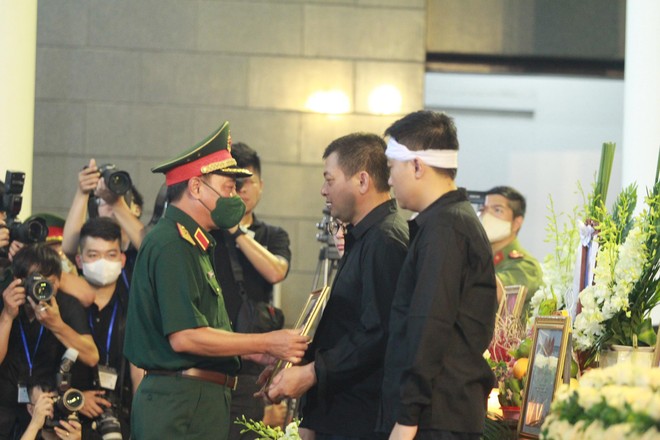 Tang lễ trọng thể 3 Liệt sỹ Công an Hà Nội anh dũng hy sinh vì sự bình yên của Nhân dân ảnh 10 Tang lễ trọng thể 3 Liệt sỹ Công an Hà Nội anh dũng hy sinh vì sự bình yên của Nhân dân ảnh 10
