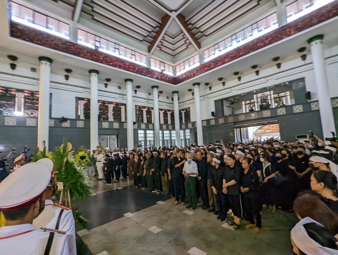 13h38: Gia đình, thân nhân 3 liệt sĩ vào viếng 13h38: Gia đình, thân nhân 3 liệt sĩ vào viếng