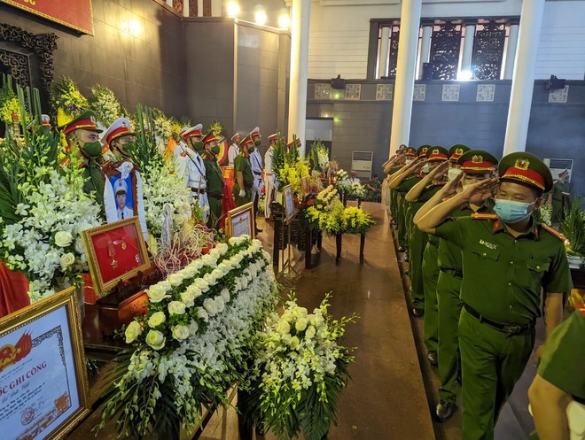 Đồng chí, đồng đội vào viếng 3 liệt sỹ Đồng chí, đồng đội vào viếng 3 liệt sỹ