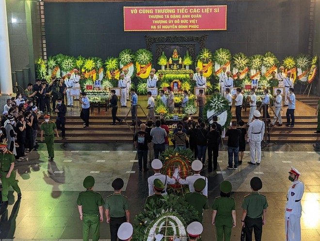 14h36: Đoàn Công an các đơn vị, địa phương vào viếng 3 liệt sỹ 14h36: Đoàn Công an các đơn vị, địa phương vào viếng 3 liệt sỹ