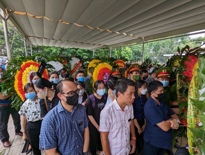 Người dân Hà Nội chờ vào viếng các liệt sỹ Người dân Hà Nội chờ vào viếng các liệt sỹ