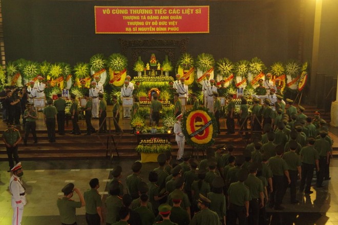 Tang lễ trọng thể 3 Liệt sỹ Công an Hà Nội anh dũng hy sinh vì sự bình yên của Nhân dân ảnh 18 Tang lễ trọng thể 3 Liệt sỹ Công an Hà Nội anh dũng hy sinh vì sự bình yên của Nhân dân ảnh 18