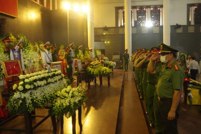 Tang lễ trọng thể 3 Liệt sỹ Công an Hà Nội anh dũng hy sinh vì sự bình yên của Nhân dân ảnh 19 Tang lễ trọng thể 3 Liệt sỹ Công an Hà Nội anh dũng hy sinh vì sự bình yên của Nhân dân ảnh 19