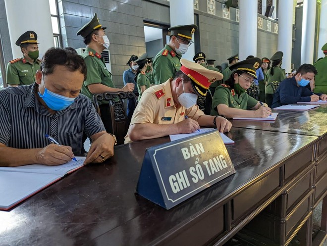 Tang lễ trọng thể 3 Liệt sỹ Công an Hà Nội anh dũng hy sinh vì sự bình yên của Nhân dân ảnh 20 Tang lễ trọng thể 3 Liệt sỹ Công an Hà Nội anh dũng hy sinh vì sự bình yên của Nhân dân ảnh 20