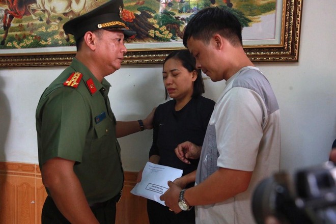 Đồng chí Phó Giám đốc CATP Hà Nội động viên, trao tặng số tiền 100 triệu đồng đến thân nhân liệt sỹ Hoàng Trung Đồng chí Phó Giám đốc CATP Hà Nội động viên, trao tặng số tiền 100 triệu đồng đến thân nhân liệt sỹ Hoàng Trung