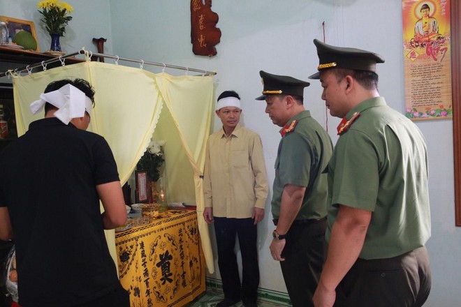 Đại tá Phạm Thanh Hùng chia buồn với thân nhân gia đình liệt sỹ Hà Tuấn Anh Đại tá Phạm Thanh Hùng chia buồn với thân nhân gia đình liệt sỹ Hà Tuấn Anh