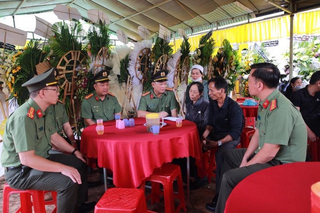 Đoàn công tác CATP Hà Nội chia buồn và trao tặng số tiền 100 triệu đồng đến thân nhân gia đình liệt sỹ Trần Quốc Thắng Đoàn công tác CATP Hà Nội chia buồn và trao tặng số tiền 100 triệu đồng đến thân nhân gia đình liệt sỹ Trần Quốc Thắng