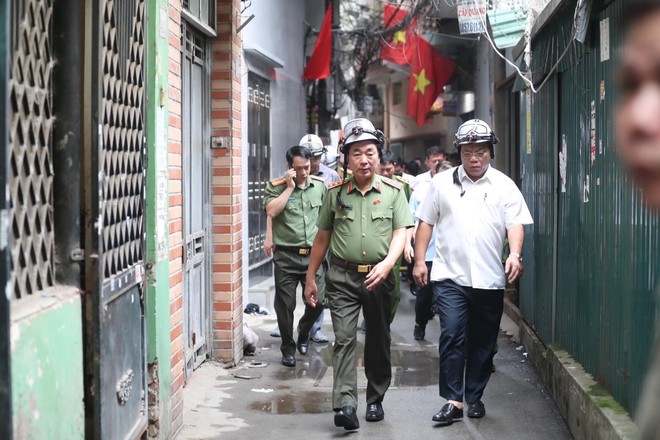 Thượng tướng Trần Quốc Tỏ - Thứ trưởng điều hành hoạt động của Bộ Công an và Trung tướng Nguyễn Hải Trung - Giám đốc CATP Hà Nội đến hiện trường chỉ đạo công tác cứu hộ, cứu nạn, khắc phục hậu quả vụ cháy
