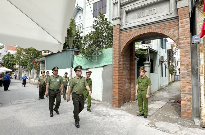 Trung tướng Nguyễn Hải Trung - Giám đốc CATP thị sát trục đường ở làng Lại Đà, chiều 25-7 Trung tướng Nguyễn Hải Trung - Giám đốc CATP thị sát trục đường ở làng Lại Đà, chiều 25-7