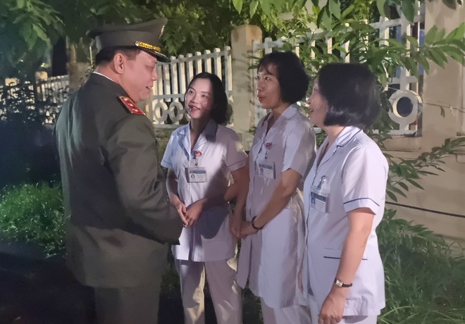 Truing tướng Nguyễn Hải Trung trao đổi với nhân viên y tế tại khu vực số 5 Trần Thánh Tông