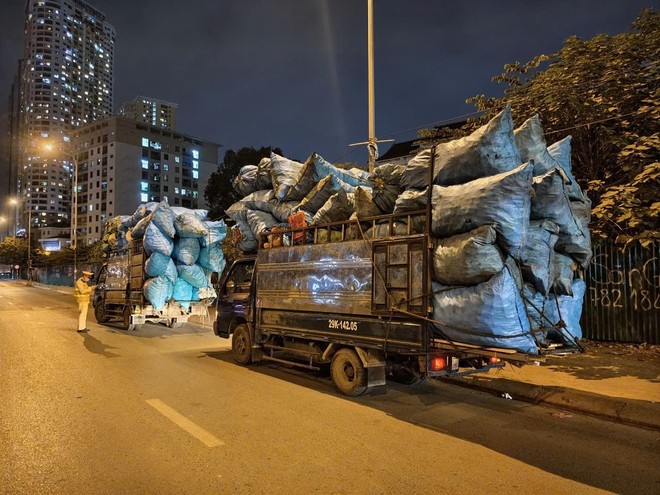 Truy 'nóng' xe chở quá tải trên đường Nghiễm Xuân Yên ảnh 1