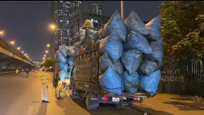 Truy 'nóng' xe chở quá tải trên đường Nghiễm Xuân Yên ảnh 3