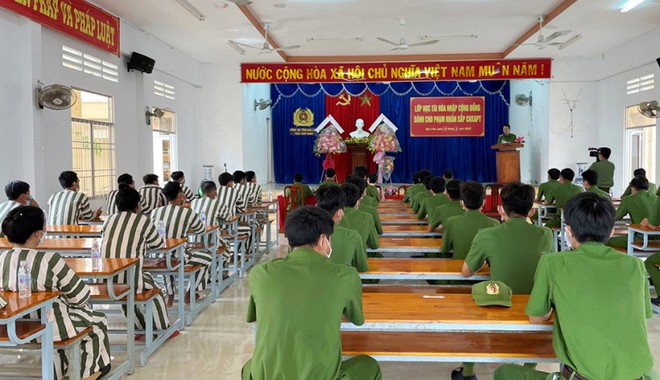 Lực lượng Công an luôn hỗ trợ người có quá khứ lầm lỗi trên đường trở về nẻo thiện (ảnh minh họa)