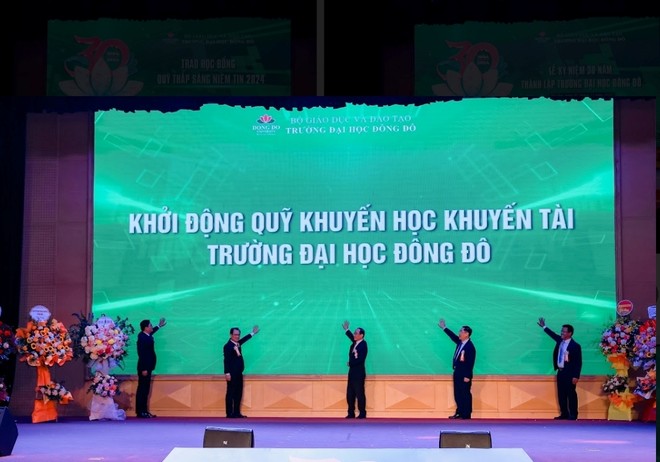 Các đại biểu thực hiện nghi lễ khởi động Quỹ khuyến học khuyến tài