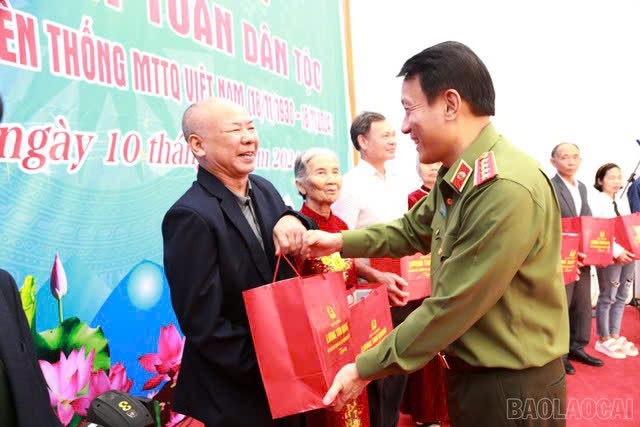 Đại tướng Lương Tam Quang tặng quà các hộ dân tiêu biểu trong Ngày hội Đại đoàn kết toàn dân tộc tại khu dân cư thôn Bản Phiệt, xã Bản Phiệt, huyện Bảo Thắng, tỉnh Lào Cai, ngày 10/11/2024 (ảnh: báo Lào Cai) Đại tướng Lương Tam Quang tặng quà các hộ dân tiêu biểu trong Ngày hội Đại đoàn kết toàn dân tộc tại khu dân cư thôn Bản Phiệt, xã Bản Phiệt, huyện Bảo Thắng, tỉnh Lào Cai, ngày 10/11/2024 (ảnh: báo Lào Cai)