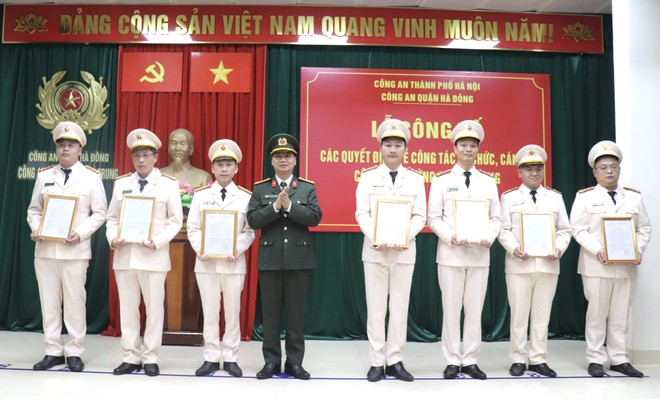 Các đồng chí trong Đảng ủy, BCH CAQ và lãnh đạo chính quyền địa phương chúc mừng CBCS CAP Quang Trung
