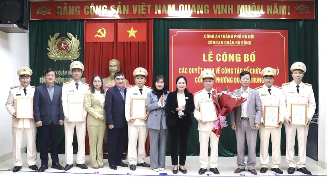 Các đồng chí trong Đảng ủy, BCH CAQ và lãnh đạo chính quyền địa phương chúc mừng CBCS CAP Quang Trung