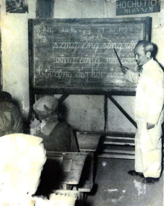 Bác Hồ dạy chữ cho một lớp “Bình dân học vụ”