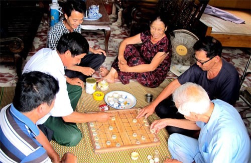 Chuyện chơi cờ ngoài phố có lắm thứ vui, có nhiều điều hay, nhưng cái hay nhất là vui ngày vui tháng