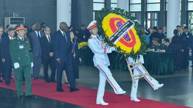 Đoàn Cộng hòa Cuba do Chủ tịch Quốc hội Cuba Esteban Lazo Hernandez dẫn đầu, vào viếng Tổng Bí thư Nguyễn Phú Trọng