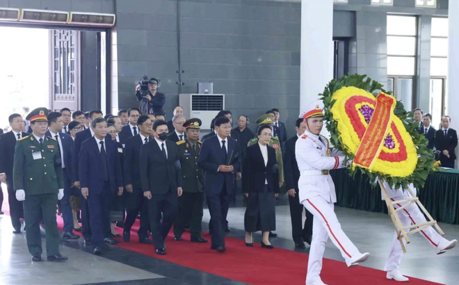 Đoàn đại biểu cấp cao Đảng, Nhà nước CHDCND Lào do Tổng Bí thư, Chủ tịch nước Lào Thongloun Sisoulith dẫn đầu cùng Phu nhân đến Việt Nam viếng Tổng Bí thư Nguyễn Phú Trọng