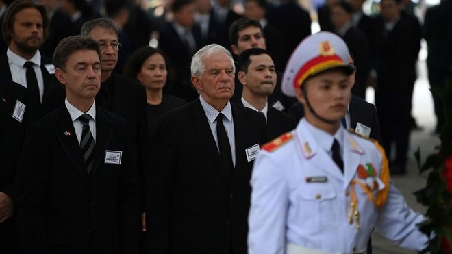 Đoàn Liên minh châu Âu do ông Josep Borrell - Đại diện Cấp cao Liên minh châu Âu về Chính sách Đối ngoại và An ninh, Phó Chủ tịch Ủy ban châu Âu dẫn đầu vào viếng Tổng Bí thư Nguyễn Phú Trọng