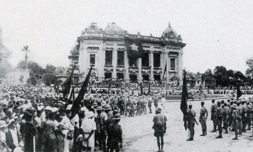 Mít tinh chào mừng Cách mạng Tháng Tám năm 1945 thành công tại Nhà hát Lớn Hà Nội