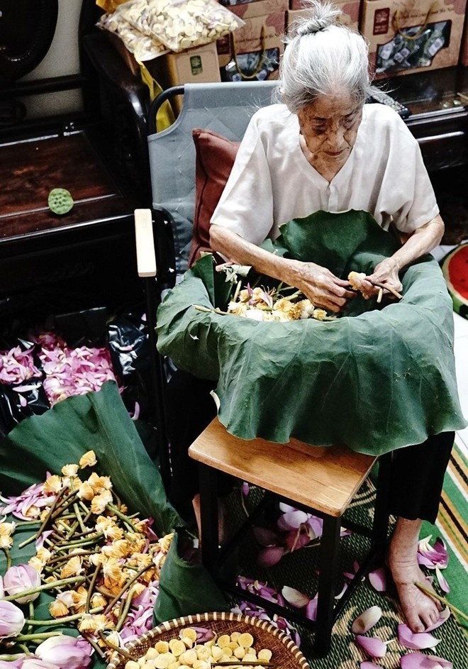 Nghệ nhân trăm tuổi gắn bó với nghề ướp trà sen truyền thống Nghệ nhân trăm tuổi gắn bó với nghề ướp trà sen truyền thống