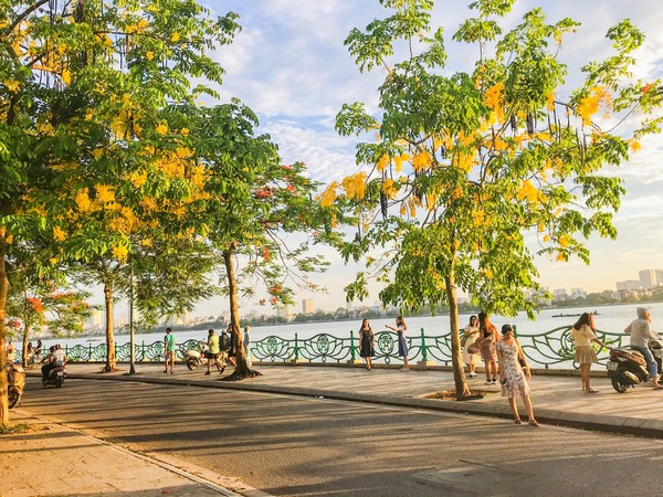 Mùa thu, hồ Tây khoác lên mình một vẻ đẹp thơ mộng, yên bình