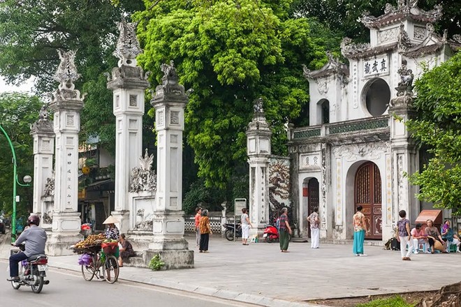 Đền Quán Thánh nơi thờ thần Huyền Thiên Trấn Vũ bên hồ Tây