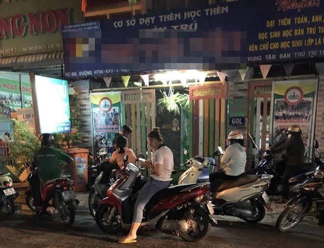 Phụ huynh chờ đón con học thêm