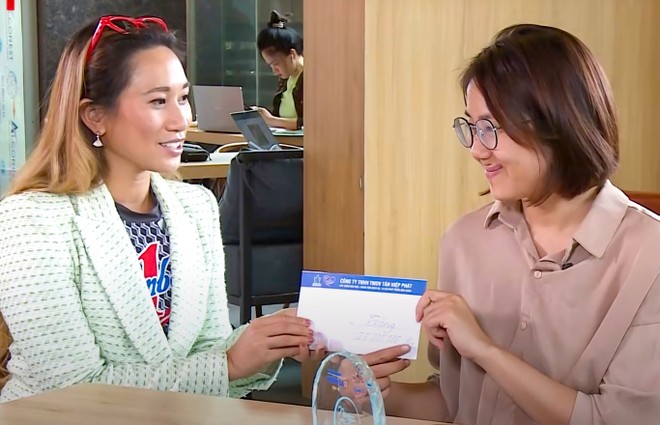 Đại sứ thương hiệu Number 1 Vũ Phương Thanh trao biểu trưng và quà của chương trình “Nối trọn yêu thương” tặng cô gái Tuệ Nga Đại sứ thương hiệu Number 1 Vũ Phương Thanh trao biểu trưng và quà của chương trình “Nối trọn yêu thương” tặng cô gái Tuệ Nga