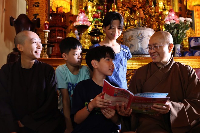 Ni trưởng Thích Đàm Lan hàng ngày chung tay giúp người có hoàn cảnh khó khăn vươn lên trong cuộc sống