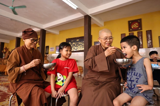 Ni trưởng Thích Đàm Lan âm thầm làm tất cả những gì có thể cho lũ trẻ mồ côi suốt nhiều năm qua