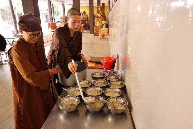 Các sư chuẩn bị bữa ăn sáng cho các em nhỏ tại chùa Bồ Đề