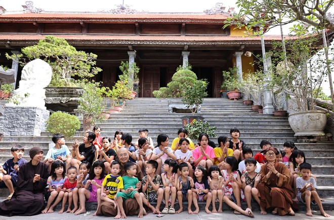 Tại chùa Bồ Đề, các sư chăm lo cho hơn 50 em nhỏ mồ côi