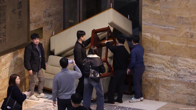 Đảng Dân chủ đối lập Hàn Quốc chặn cửa bên trong Quốc hội để họp khẩn nhằm bác lệnh thiết quân luật của Tổng thống