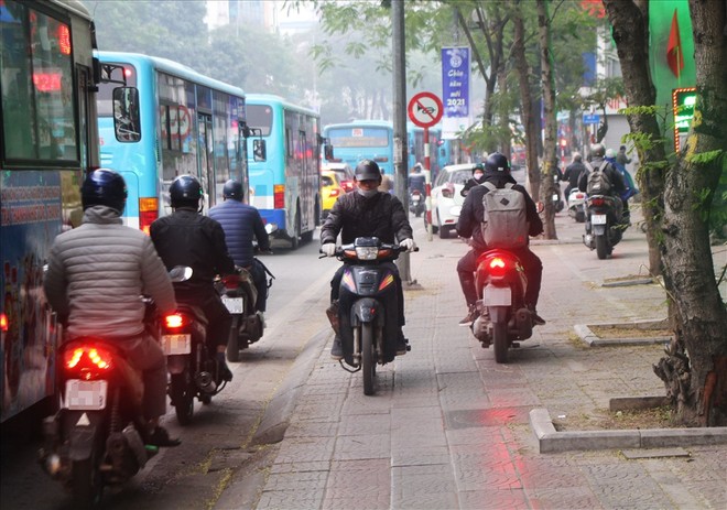 Mỗi khi tắc đường, xe máy nối đuôi nhau lưu thông ngược xuôi trên vỉa hè