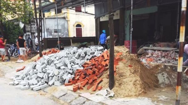 Tập kết vật liệu xây dựng trên vỉa hè