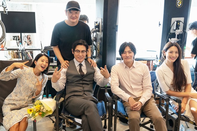 Đạo diễn Hur Jin-ho và dàn diễn viên trong “Gia đình hoàn hảo” Đạo diễn Hur Jin-ho và dàn diễn viên trong “Gia đình hoàn hảo”